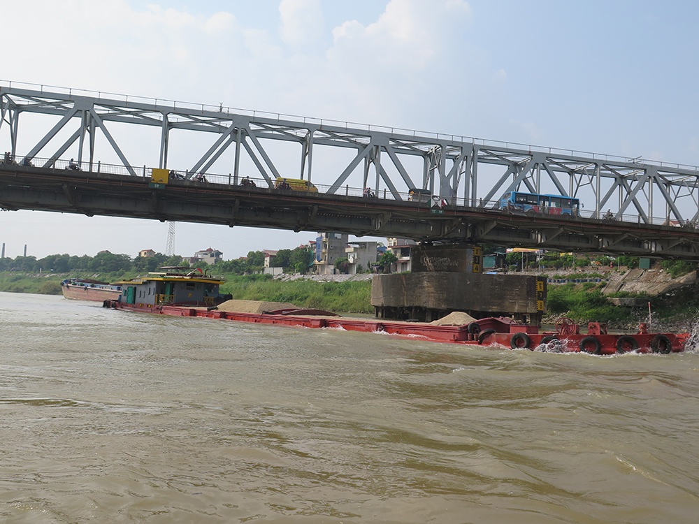 mot-tau-khong-bien-so-dang-ky-cho-qua-tai-luu-thong-tren-song-duong-1569190015-width1000height750 Keyword đầu tiên có dấu