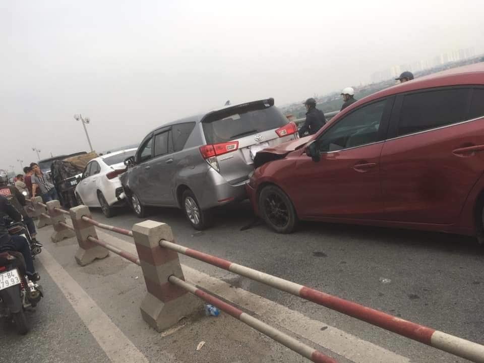 78192811-1119842668431770-8898387585441726464-n-2-1575107363-width960height720 7 ô tô tông liên hoàn trên cầu thanh trì, hà nội