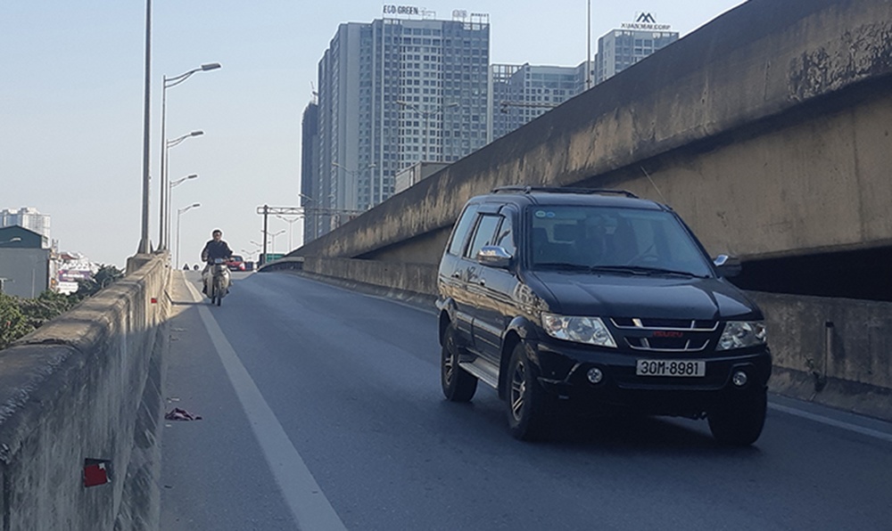 xe-om-phong-len-duong-vanh-dai-3-tren-cao-de-don-khach-trong-khi-khong-doi-mu-bao-hiem-1575566485-width1000height596 Keyword đầu tiên có dấu