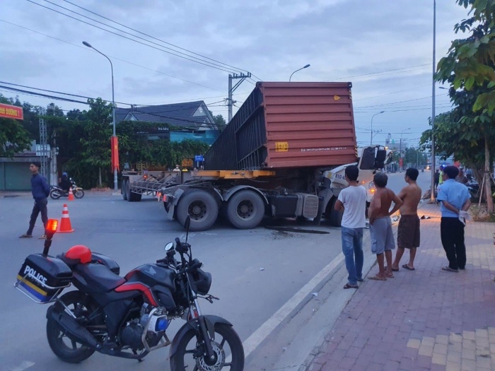Quay đầu xe, tài xế bị thùng container lật đè chết trong cabin 1