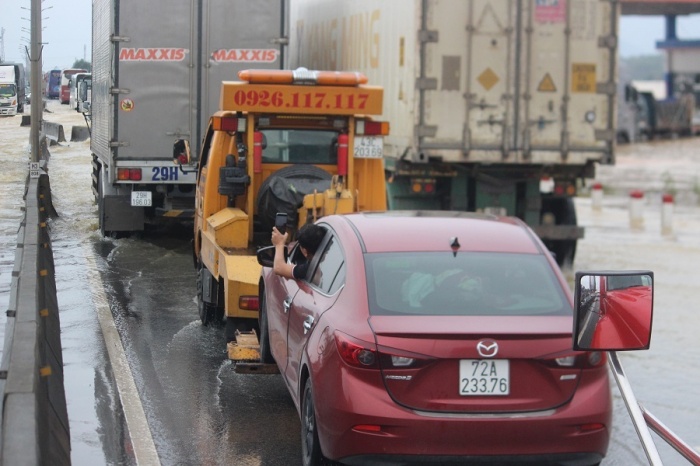 can-canh-giai-cuu-hang-loat-o-to-qua-diem-ngap-lut-tren-ql1-bac-tt-hue-11-1602328088-width900height600-auto-crop