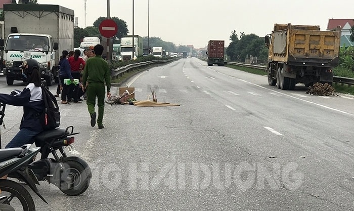 be-gai-gan-8-tuoi-tu-vong-sau-vu-va-cham-voi-xe-tai-23-142307-1606214588-width700height417 Hải Dương: Bé gái 8 tuổi bị xe tải quay đầu đâm tử vong thương tâm 1