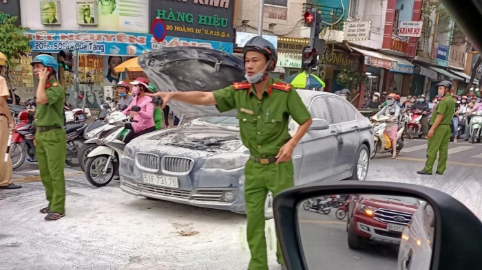 Xế hộp BMW bốc cháy dữ dội, nữ tài xế bung cửa thoát thân 1