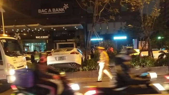 Chưa xác định được lái xe ô tô Porsche lao lên dải phân cách có bị đột quỵ 1