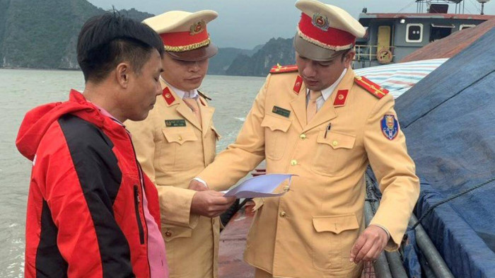 Xuống sông, lên thuyền tuyên truyền, xử phạt vi phạm giao thông từ đầu năm 1