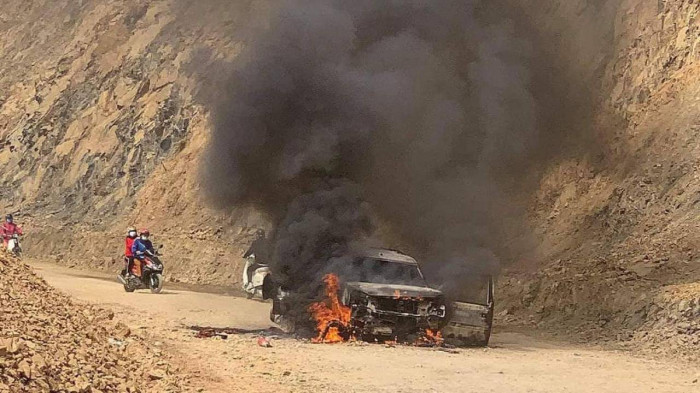 img-bgt-2021-z2320299035451-9beaba191d271bb26fd7fc6b41e4b8e4-1612696877-width1280height720 Xe 7 chỗ cháy trơ khung ở Hòa Bình 1