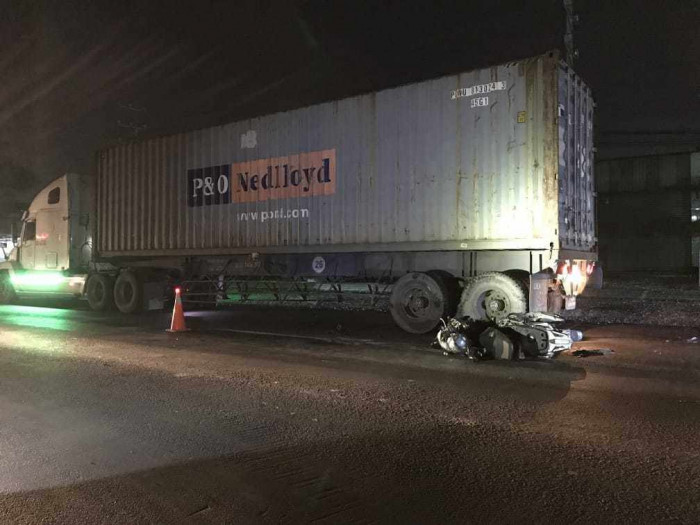 Tai nạn ở Bình Dương: Tông xe container dừng đèn đỏ, chủ quán nhậu tử vong 1