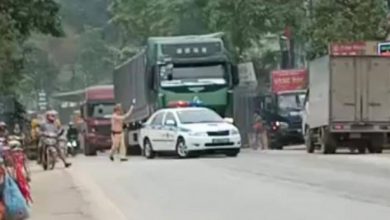Tài xế xe tải chống đối, đâm móp xe tuần tra của Phòng CSGT Tuyên Quang 1