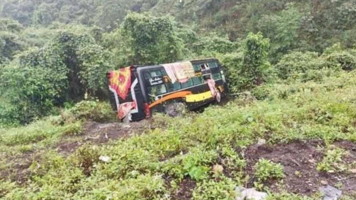 Xe khách chở 22 người mất lái lao xuống vực, 2 người bị thương 1