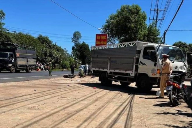 Bình Phước: Va chạm với xe tải, 2 vợ chồng văng ra đường tử vong tại chỗ 1