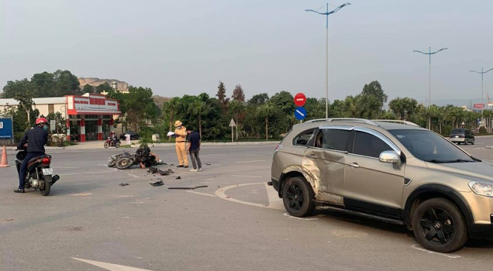 Ô tô tông xe máy lúc sang đường trên QL18, hai người bị thương 1