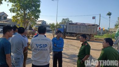 Dân chặn xe mỏ đất VSIP Quảng Ngãi: Tỉnh chỉ đạo, huyện nói không thấy gì? 1