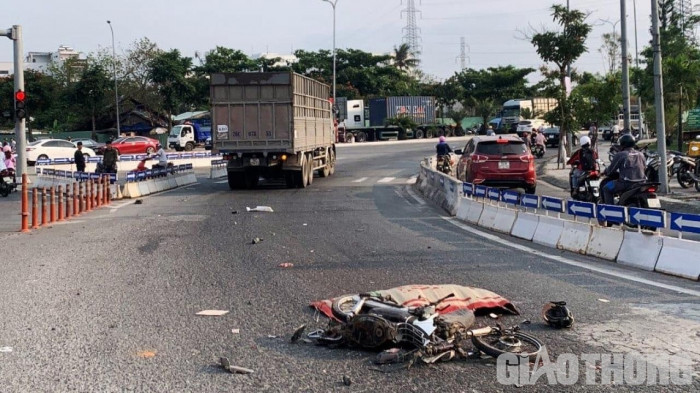 Người đàn ông tử vong, xe máy nát vụn sau va chạm ô tô tải ở Đà Nẵng 1