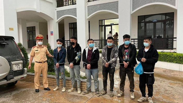 img-bgt-2021-174210136-1115505555621284-7585187931045963197-n-1618617990-width1280height720 Cục CSGT phát hiện 6 người nhập cảnh trái phép trên cao tốc 1