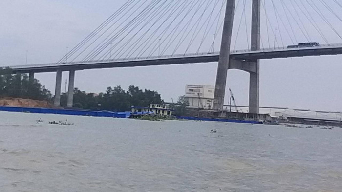 Chìm sà lan chở 140 tấn xi măng trên sông Tiền 1