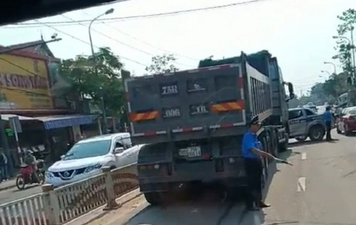 Ô tô TTGT bị húc móp đầu, xoay ngang trước xe đầu kéo ở Huế 1