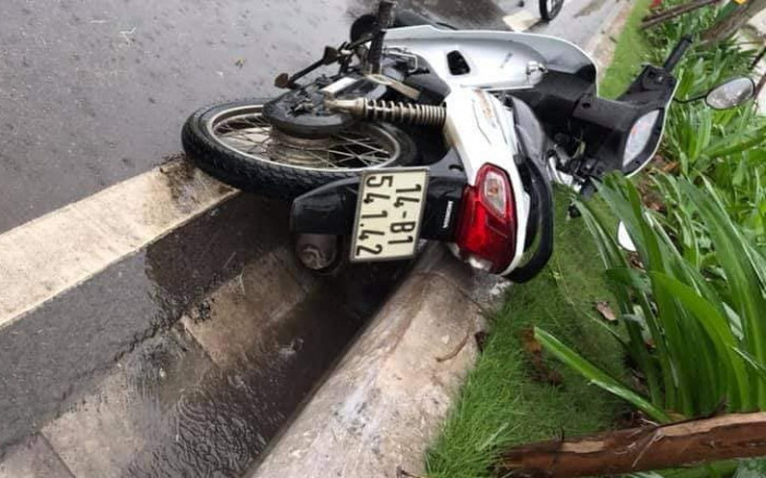 Nữ tài xế xe máy tử vong sau cú tự va dải phân cách trong mưa 1