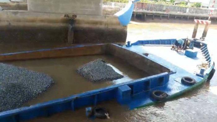 Sà lan trăm tấn chở đá bị chìm khi va vào cửa cống Nhà Mát 1